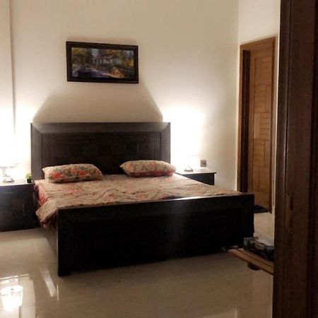 Fully Serviced Holiday Home Near Lyallpur Galleria Файсалабад Екстер'єр фото